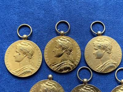 《竞宝斋》第420场 周日，周一，周二  3场连拍 （全场包邮） 六枚一组 法国银镀金功勋章 细节见图 总重约59克 26.6mm