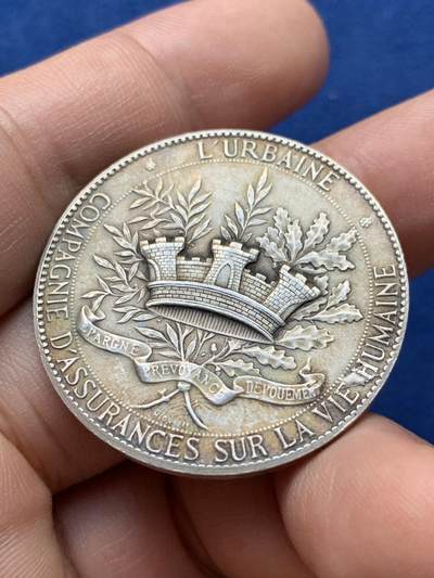 《竞宝斋》第420场 周日，周一，周二  3场连拍 （全场包邮） 法国19世纪城市人寿保险公司纪念圆形银章，城堡王冠图，丰饶角1AR边铭，21克，36.2mm。