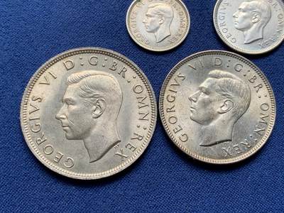 《竞宝斋》第420场 周日，周一，周二  3场连拍 （全场包邮） 四枚一组 英国乔治六世银币 1942半克朗，2先令，1943年6便士，1937年3便士。四面值。未流通一步到位品相，状态不错，大币有美浆环彩，英国一线货。