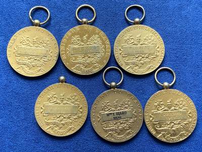 《竞宝斋》第420场 周日，周一，周二  3场连拍 （全场包邮） 六枚一组 法国银镀金功勋章 细节见图 总重约59克 26.6mm