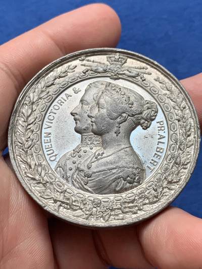 《竞宝斋》第420场 周日，周一，周二  3场连拍 （全场包邮） 维多利亚与阿尔伯特英国伦敦工业展锡章 51mm 38.05克