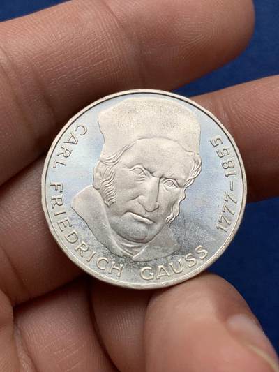 《竞宝斋》第420场 周日，周一，周二  3场连拍 （全场包邮） 1977年联邦德国5马克银币 数学家高斯诞辰200周年 原光UNC品相 细节见图