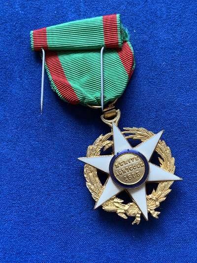 《竞宝斋》第420场 周日，周一，周二  3场连拍 （全场包邮） 1883年法国农业功勋章 带盒 总重约20.9克