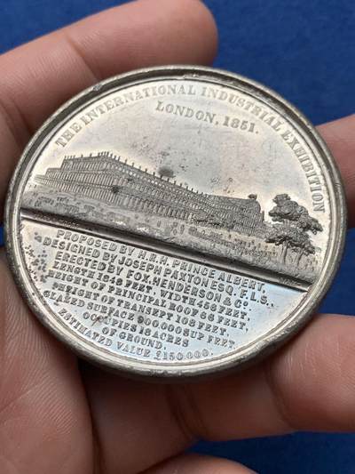 《竞宝斋》第420场 周日，周一，周二  3场连拍 （全场包邮） 维多利亚与阿尔伯特英国伦敦工业展锡章 51mm 38.05克