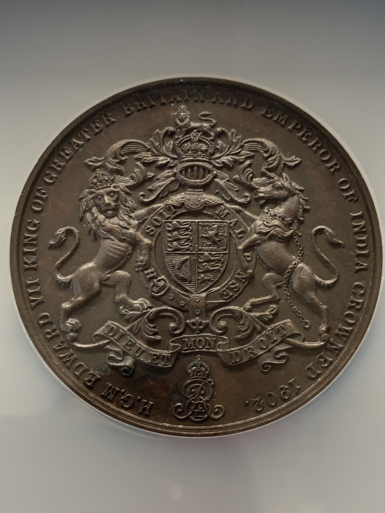 《竞宝斋》第420场 周日，周一，周二  3场连拍 （全场包邮） NGC MS62 英国1902年爱德华七世加冕大铜章，背纹章英国本士版，50mm，加大加厚盒。