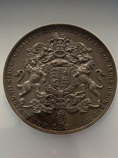 《竞宝斋》第420场 周日，周一，周二  3场连拍 （全场包邮） NGC MS62 英国1902年爱德华七世加冕大铜章，背纹章英国本士版，50mm，加大加厚盒。