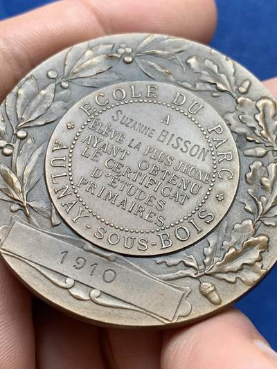 《竞宝斋》第420场 周日，周一，周二  3场连拍 （全场包邮） 奥奈苏布瓦帕克学校纪念铜章 67.3克 49.3mm 丰饶角铜标