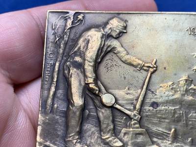 《竞宝斋》第420场 周日，周一，周二  3场连拍 （全场包邮） 法国一战期间全国铁路工人联盟纪念方型铜章 91.1克 64.5*50.7mm 铜标