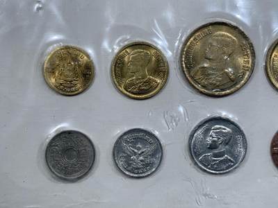 《竞宝斋》第420场 周日，周一，周二  3场连拍 （全场包邮） 册装泰国硬币，25枚，含有稀少的拉玛五世时期2阿特铜币。这一枚就百八十块了。还有多枚早期各种材质各种面值的硬币，七十到九十年代好品，早中晚期都有涵盖，不管是自己收藏还是拿来送人都非常合适。细节见图。