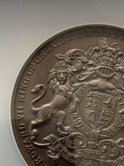 《竞宝斋》第420场 周日，周一，周二  3场连拍 （全场包邮） NGC MS62 英国1902年爱德华七世加冕大铜章，背纹章英国本士版，50mm，加大加厚盒。