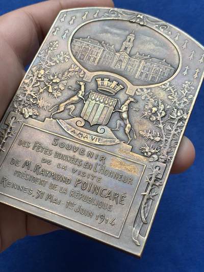 《竞宝斋》第420场 周日，周一，周二  3场连拍 （全场包邮） 法兰西第三共和国总统普恩加莱访雷恩纪念大号方型铜章 1914年·巴黎造币厂·莱昂诺尔设计（一战爆发前两月，总统在杜梅格内阁辞职当日到访雷恩，全市翻新建筑、举办三千人国宴及阅兵式）280.5克 70*100mm 丰饶角铜标