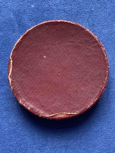 《竞宝斋》第420场 周日，周一，周二  3场连拍 （全场包邮） 1919年《圣心大教堂落成》青铜纪念章 90.15克 60mm 三角铜标 带盒