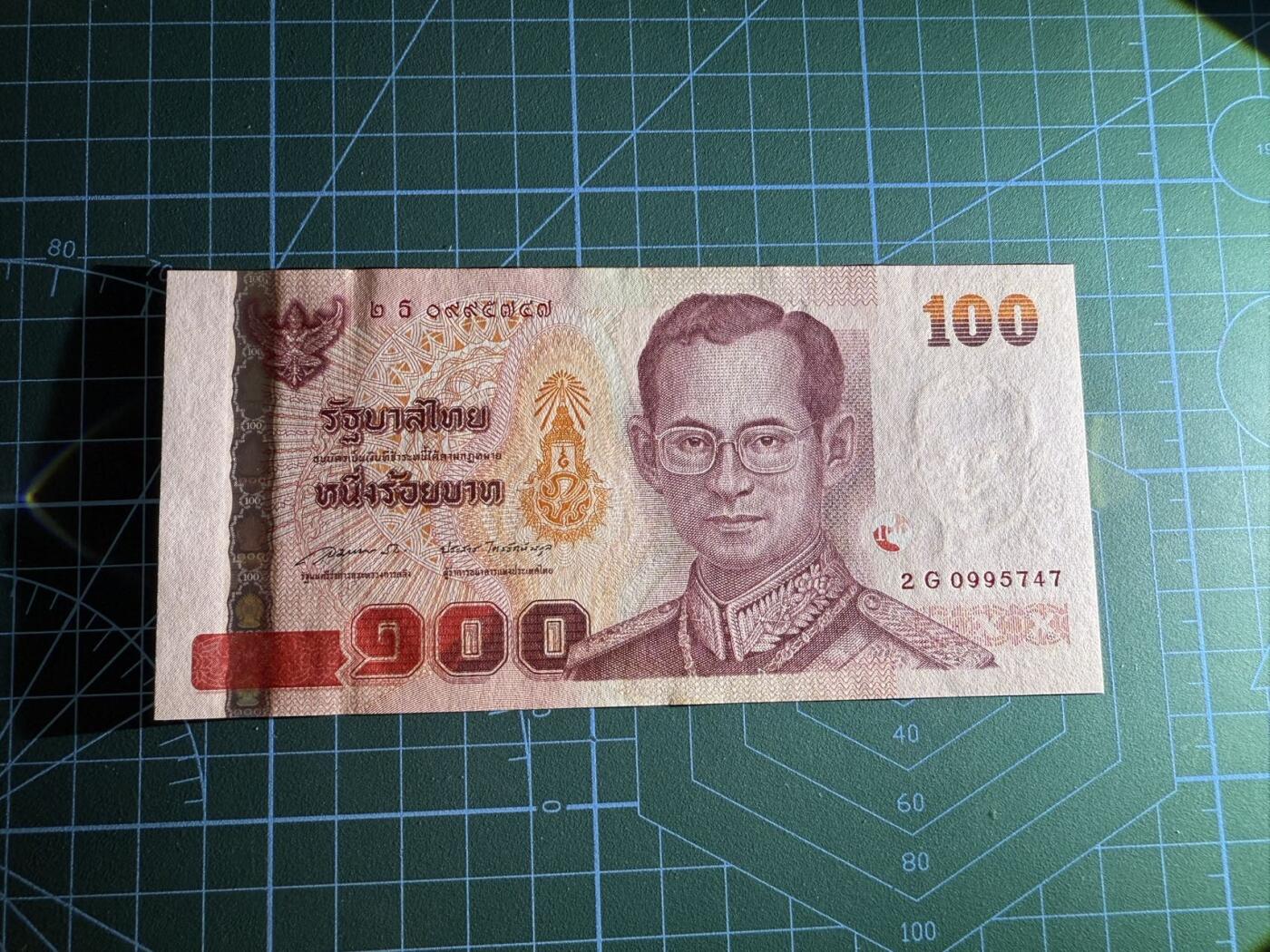 【炜奕收藏】，第四十五期 2005年泰国100铢，UNC品相，边缘轻微潮斑