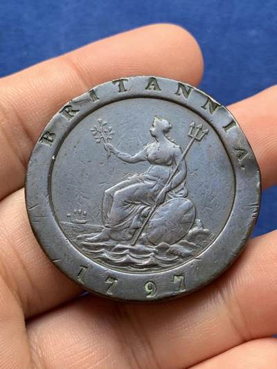 《竞宝斋》第420场 周日，周一，周二  3场连拍 （全场包邮） 英系铜币 热门品种 英国1797车轮2便士大铜币，乔治三世，状态熟美，入手沉重厚实，边有磕，细节见图。