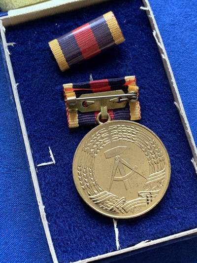 《竞宝斋》第420场 周日，周一，周二  3场连拍 （全场包邮） 东德金级矿工忠诚服务奖章，带略章和原盒，总重约17.3克。