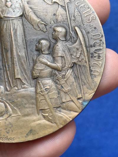 《竞宝斋》第420场 周日，周一，周二  3场连拍 （全场包邮） 1919年《圣心大教堂落成》青铜纪念章 90.15克 60mm 三角铜标 带盒