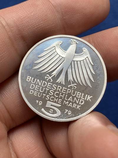 《竞宝斋》第420场 周日，周一，周二  3场连拍 （全场包邮） 1979年联邦德国5马克银币 德国考古学院创立150周年 原光UNC品相精制状态 细节见图