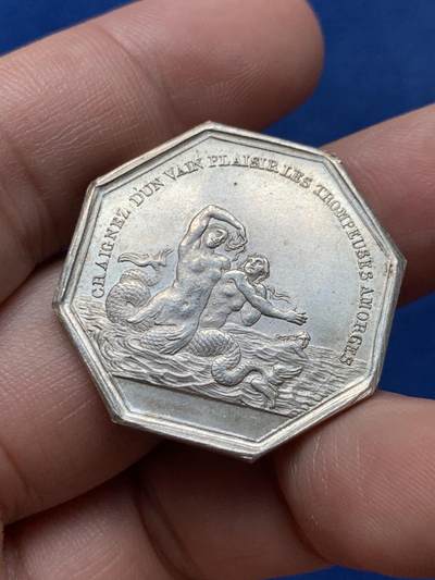 《竞宝斋》第420场 周日，周一，周二  3场连拍 （全场包邮） 法国海妖八角银质代币，30.2mm，12.9克，油灯边铭，正面为三个从水面跃出的海妖，背面为原野中奔跑的猎犬。传说海中常常能见到用歌声勾人魂魄的海妖，而海员带忠诚的狗狗上船，关键时刻会用吠叫声吓退海妖，稀少原铸。