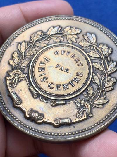 《竞宝斋》第420场 周日，周一，周二  3场连拍 （全场包邮） 巴黎展翼的荣耀女神纪念铜章 85.8克 56.8mm 三角铜标