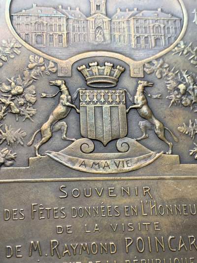 《竞宝斋》第420场 周日，周一，周二  3场连拍 （全场包邮） 法兰西第三共和国总统普恩加莱访雷恩纪念大号方型铜章 1914年·巴黎造币厂·莱昂诺尔设计（一战爆发前两月，总统在杜梅格内阁辞职当日到访雷恩，全市翻新建筑、举办三千人国宴及阅兵式）280.5克 70*100mm 丰饶角铜标