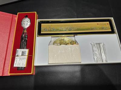 《外钞收藏家》第五百六十九期（本期拍品品种丰富、精选优质稀少好货）（本平台长期征集拍品、欢迎藏友们联系合作） - 平安有福银挂件+999金，0.03克金摆件