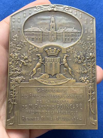 《竞宝斋》第420场 周日，周一，周二  3场连拍 （全场包邮） 法兰西第三共和国总统普恩加莱访雷恩纪念大号方型铜章 1914年·巴黎造币厂·莱昂诺尔设计（一战爆发前两月，总统在杜梅格内阁辞职当日到访雷恩，全市翻新建筑、举办三千人国宴及阅兵式）280.5克 70*100mm 丰饶角铜标