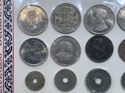 《竞宝斋》第420场 周日，周一，周二  3场连拍 （全场包邮） 册装泰国硬币，25枚，含有稀少的拉玛五世时期2阿特铜币。这一枚就百八十块了。还有多枚早期各种材质各种面值的硬币，七十到九十年代好品，早中晚期都有涵盖，不管是自己收藏还是拿来送人都非常合适。细节见图。