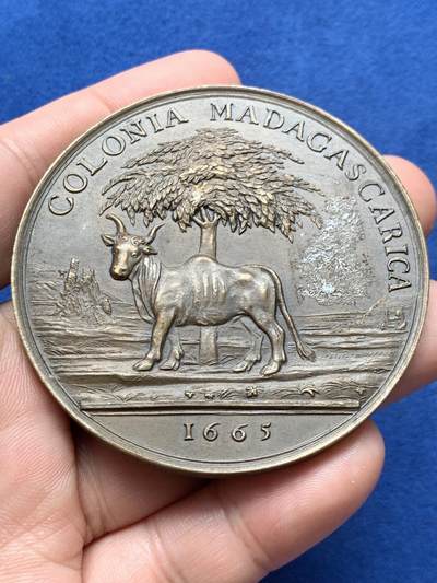 《竞宝斋》第420场 周日，周一，周二  3场连拍 （全场包邮） 法国路易十四马达加斯加殖民纪念铜章 丰饶角铜标 107.6克 61.8mm 丰饶角铜标