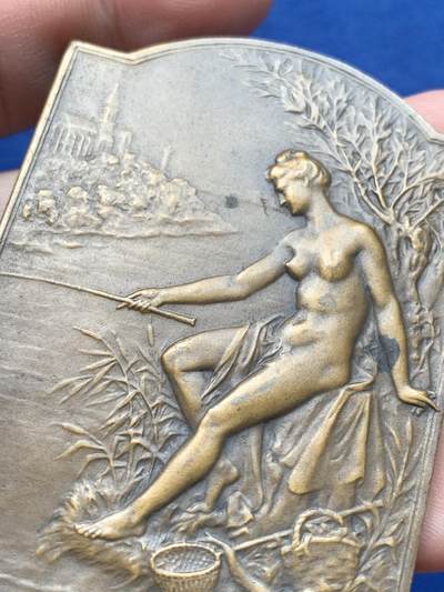 《竞宝斋》第420场 周日，周一，周二  3场连拍 （全场包邮） 名家A. BORREL1905年作「垂钓」青铜奖章 77.2克 47.8*63.5mm 丰饶角铜标