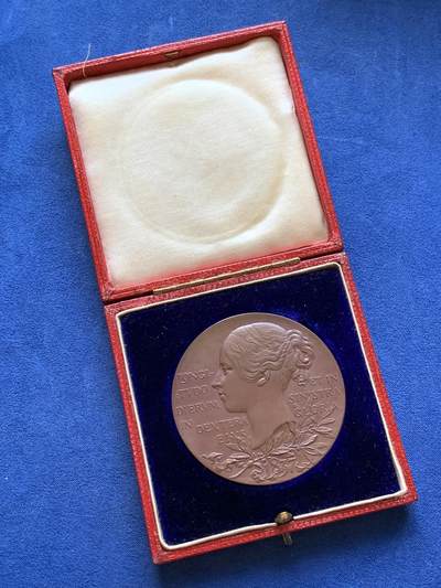 《竞宝斋》第420场 周日，周一，周二  3场连拍 （全场包邮） 1897年维多利亚女王登基60周年钻禧纪念大铜章，55.5mm，72克，状态极佳，如同一块铜色凝脂，紫罗兰包浆镶边益显雍容，原盒，值得送评的一枚。