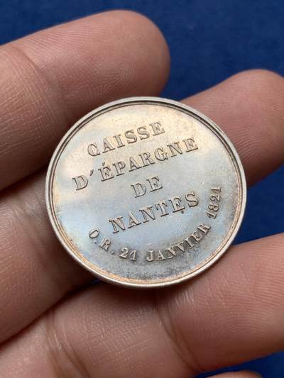 《竞宝斋》第420场 周日，周一，周二  3场连拍 （全场包邮） 原光法国南特储蓄银行纪念圆形银章，蜜蜂AR边铭，28.6mm，9克。