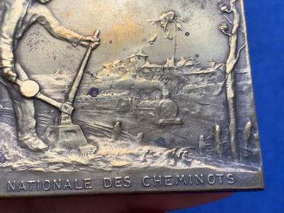 《竞宝斋》第420场 周日，周一，周二  3场连拍 （全场包邮） 法国一战期间全国铁路工人联盟纪念方型铜章 91.1克 64.5*50.7mm 铜标