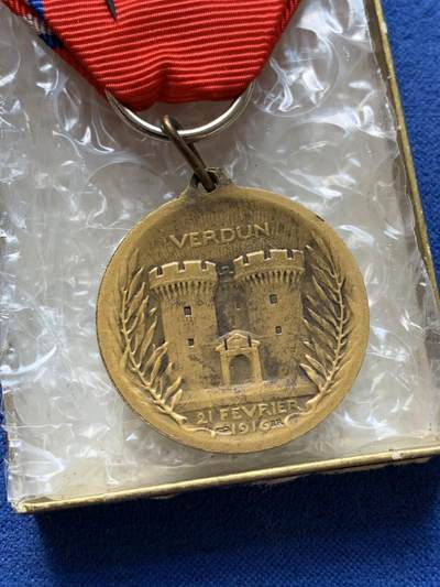 《竞宝斋》第420场 周日，周一，周二  3场连拍 （全场包邮） 凡尔登战役功勋章 带盒 总重约12.1克