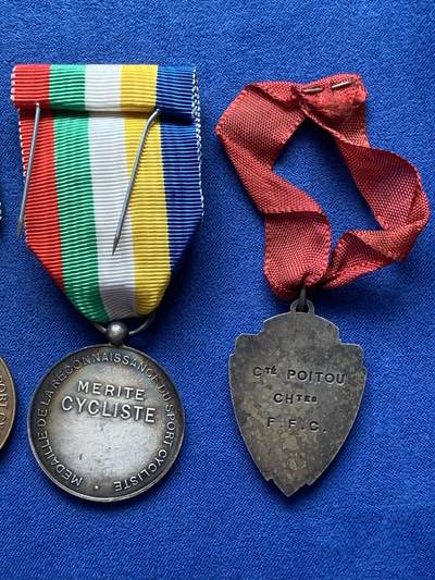 《竞宝斋》第420场 周日，周一，周二  3场连拍 （全场包邮） 四枚一组 环法自行车赛纪念章 总重约77.65克