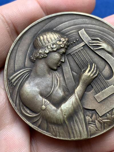 《竞宝斋》第420场 周日，周一，周二  3场连拍 （全场包邮） 法国竖琴表演纪念铜章 56.8克 49.7mm