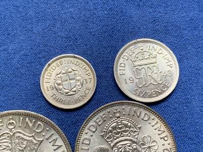 《竞宝斋》第420场 周日，周一，周二  3场连拍 （全场包邮） 四枚一组 英国乔治六世银币 1942半克朗，2先令，1943年6便士，1937年3便士。四面值。未流通一步到位品相，状态不错，大币有美浆环彩，英国一线货。