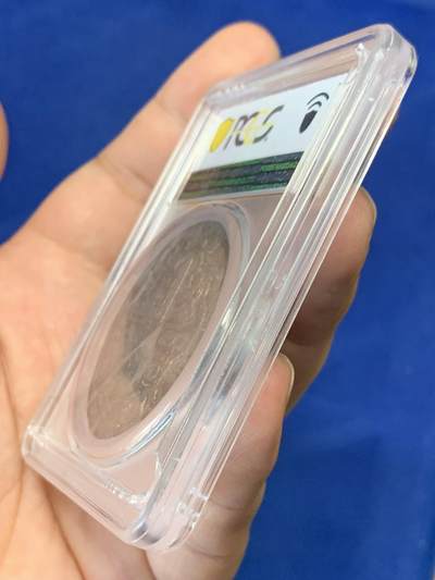 《竞宝斋》第420场 周日，周一，周二  3场连拍 （全场包邮） 唯一冠军分 PCGS MS62 西班牙1589年8里亚尔大银币 四百余年窖藏醇厚包浆 塞戈维亚厂光彩四溢 盾徽文字打制完美 名家Salton旧藏 出身德国显赫犹太银行世家 Salton夫妇六十余年一生的积累构筑了20世纪最伟大的集藏之一  22-23历时两年由SBP和昆克联手展现给世人 收益用于慈善 震古烁今