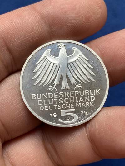 《竞宝斋》第420场 周日，周一，周二  3场连拍 （全场包邮） 1979年联邦德国5马克银币 德国考古学院创立150周年 原光UNC品相精制状态 细节见图