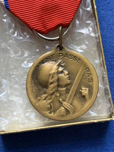 《竞宝斋》第420场 周日，周一，周二  3场连拍 （全场包邮） 凡尔登战役功勋章 带盒 总重约12.1克