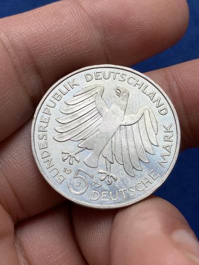 《竞宝斋》第420场 周日，周一，周二  3场连拍 （全场包邮） 1977年联邦德国5马克银币 数学家高斯诞辰200周年 原光UNC品相 细节见图