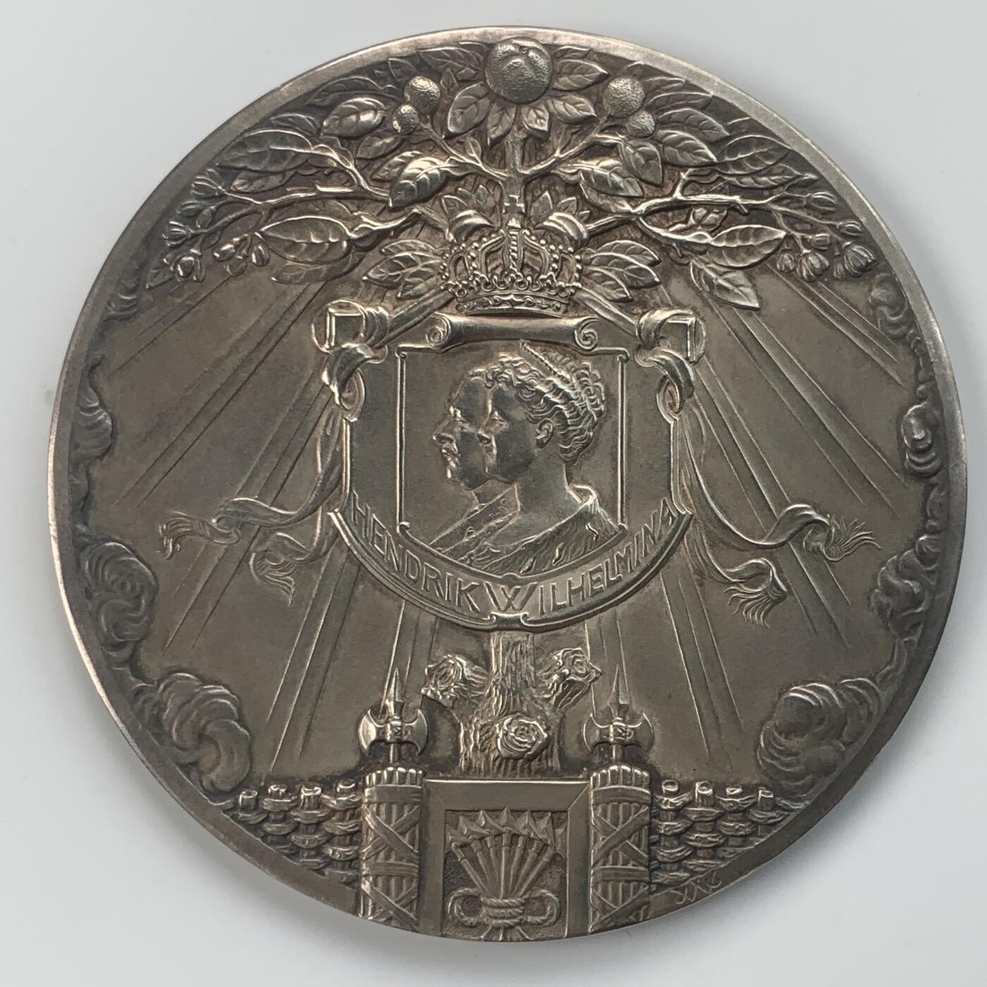 掌中浮雕-藏着的欧洲第036场 1909年荷兰朱莉安娜公主出生银章， 65mm ，111g，J.C.Wienecke雕刻.，原盒。背面人物是荷兰女王威廉明娜和丈夫海因里希