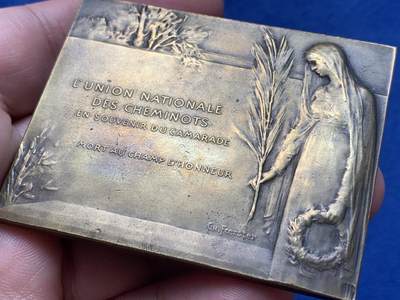 《竞宝斋》第420场 周日，周一，周二  3场连拍 （全场包邮） 法国一战期间全国铁路工人联盟纪念方型铜章 91.1克 64.5*50.7mm 铜标
