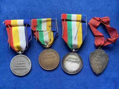 《竞宝斋》第420场 周日，周一，周二  3场连拍 （全场包邮） 四枚一组 环法自行车赛纪念章 总重约77.65克