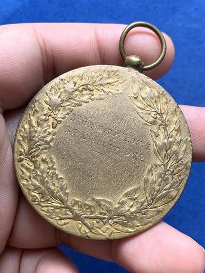 《竞宝斋》第420场 周日，周一，周二  3场连拍 （全场包邮） 法国音乐节铜章 50.3克 49.5mm 三角边铭