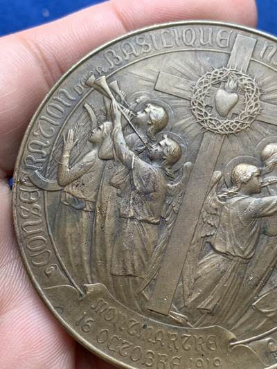 《竞宝斋》第420场 周日，周一，周二  3场连拍 （全场包邮） 1919年《圣心大教堂落成》青铜纪念章 90.15克 60mm 三角铜标 带盒