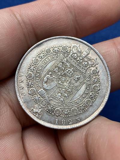 《竞宝斋》第420场 周日，周一，周二  3场连拍 （全场包邮） 英国 1823年 半克朗 银币 原味包浆 色彩淡金，乔治四世半克朗中最稀缺的一版，细节保存不错，带光。