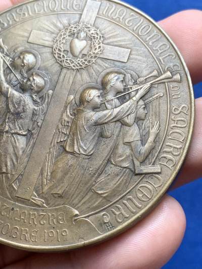 《竞宝斋》第420场 周日，周一，周二  3场连拍 （全场包邮） 1919年《圣心大教堂落成》青铜纪念章 90.15克 60mm 三角铜标 带盒