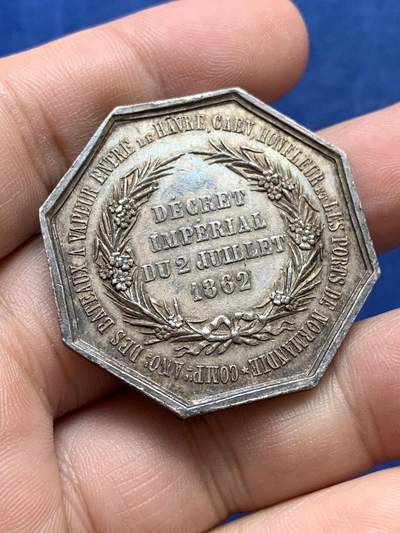 《竞宝斋》第420场 周日，周一，周二  3场连拍 （全场包邮） 法国银质八角代币 巴黎蒸汽船公司在诺曼底港口的通行证 正面是勒阿弗尔和翁夫勒的徽章 1882年使用 25.15克 37.7mm 蜜蜂银标 细节见图