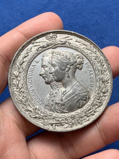 《竞宝斋》第420场 周日，周一，周二  3场连拍 （全场包邮） 维多利亚与阿尔伯特英国伦敦工业展锡章 51mm 38.05克