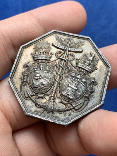 《竞宝斋》第420场 周日，周一，周二  3场连拍 （全场包邮） 法国银质八角代币 巴黎蒸汽船公司在诺曼底港口的通行证 正面是勒阿弗尔和翁夫勒的徽章 1882年使用 25.15克 37.7mm 蜜蜂银标 细节见图